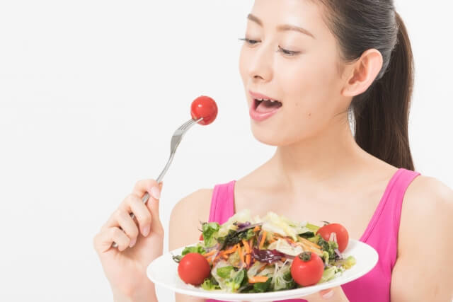 食事する女性のイメージ画像